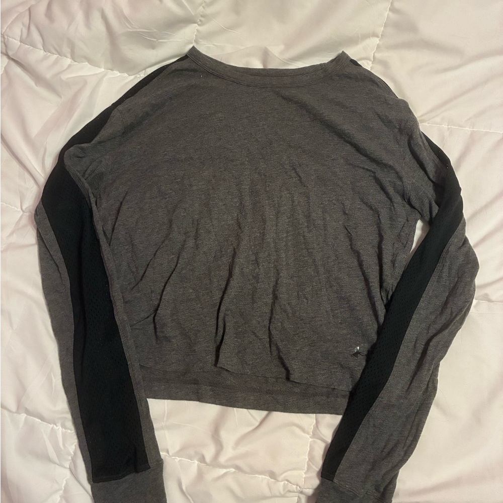 ❗️6 for $20❗️ Under Armour Gray and Black Mesh Crop Top